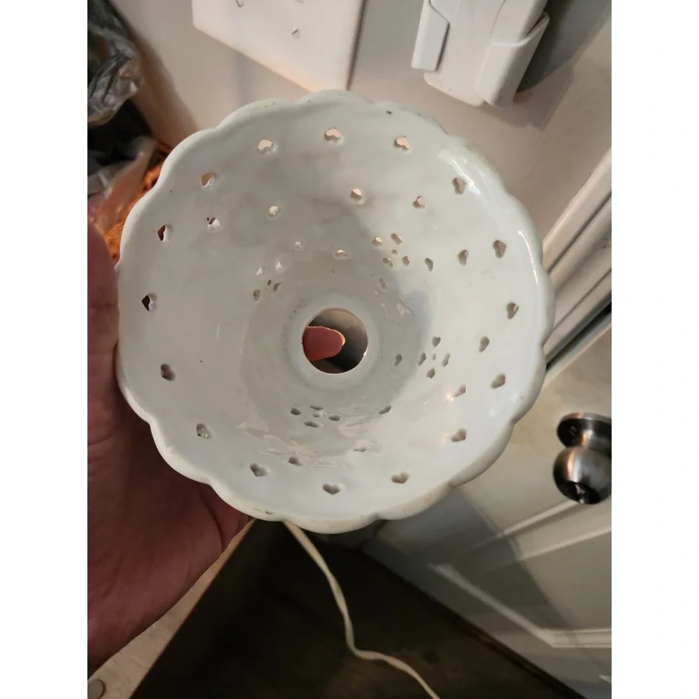 Vintage Ceramic Victorian Style Lamp w/ 3D Flowers 19